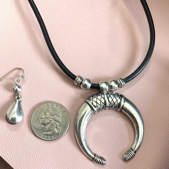 ❤️NWT *BOUTIQUE*   SILVERTONE CRESCENT CORD NECKLACE NECKLACE AND EARRING SET - Picture 2 of 3